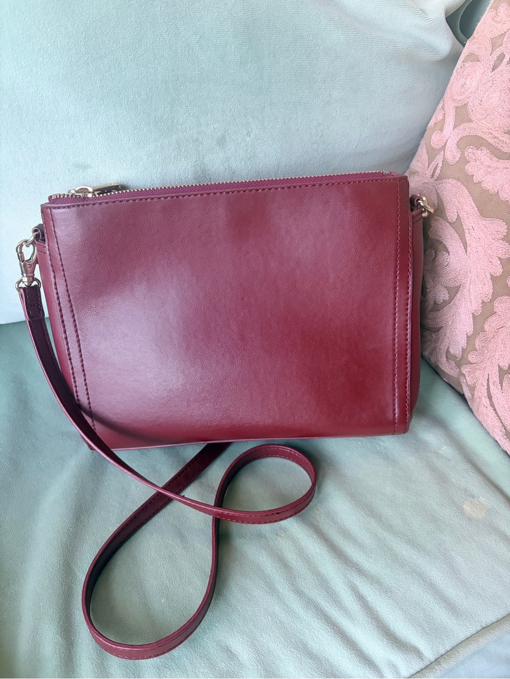 Lo & Sons Pearl crossbody bag- burgundy